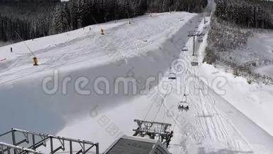 滑雪滑雪坡上运输滑雪者滑雪电梯的高空俯视图. 驾驶座椅升降机